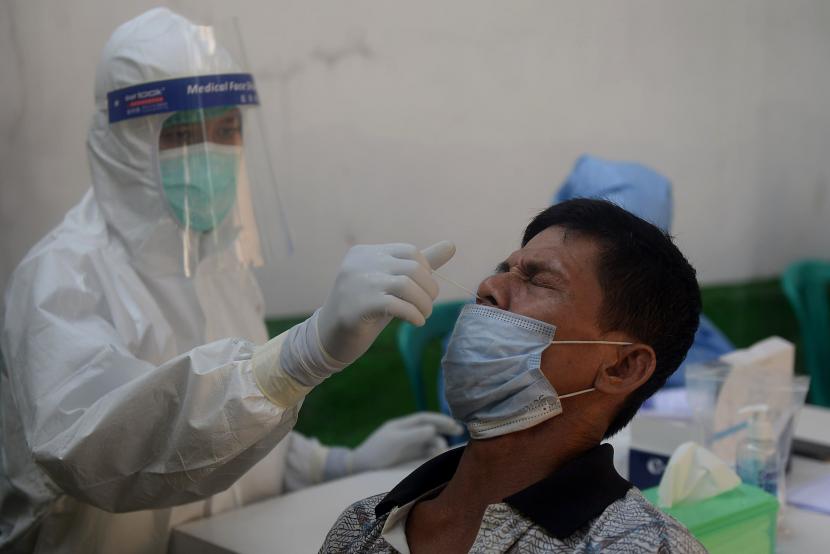 Seorang warga pemudik menjalani pemeriksaan rapid tes antigen di Balai RW 10 Sunter Jaya, Jakarta.