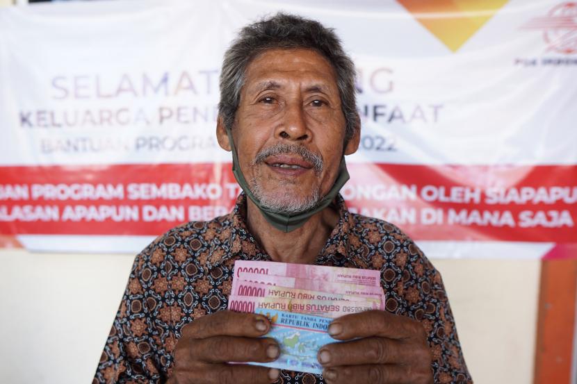 Seorang warga penerima Bantuan Langsung Tunai (BLT) subsidi minyak goreng menunjukkan uang yang diterimanya. (Ilustrasi)