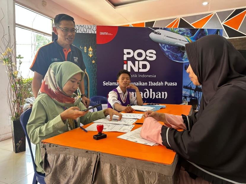Seorang warga penerima manfaat mengisi data di Kantor Pos Palembang 