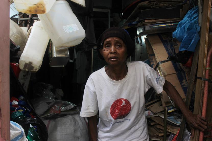 Seorang warga pengumpul barang bekas berjalan di rumahnya (ilustrasi). Badan Pusat Statistik (BPS) Maluku menyatakan, jumlah penduduk miskin di provinsi ini pada Maret 2022 mencapai 290.570 orang, dan mengalami penurunan sebanyak 4.400 orang.
