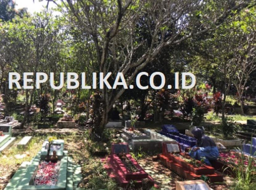 Seorang warga sedang berziarah ke makam keluarganya di hari pertama Lebaran 2020, Ahad (25/5) di TPU Cirimeker, Cibinong, Jawa Barat.