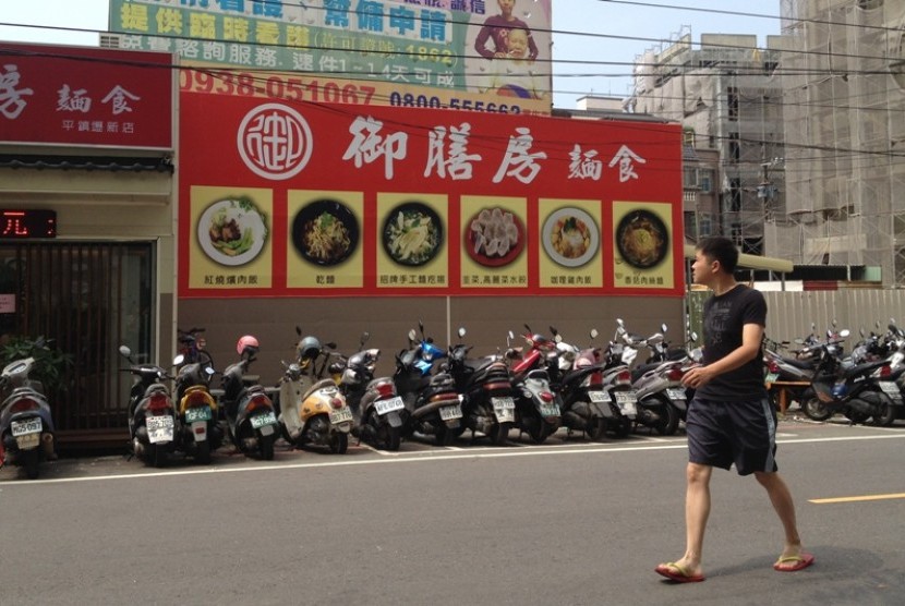 Seorang warga Taiwan melintas di Guangtai Rd, Pingzhen City, Taoyuan.