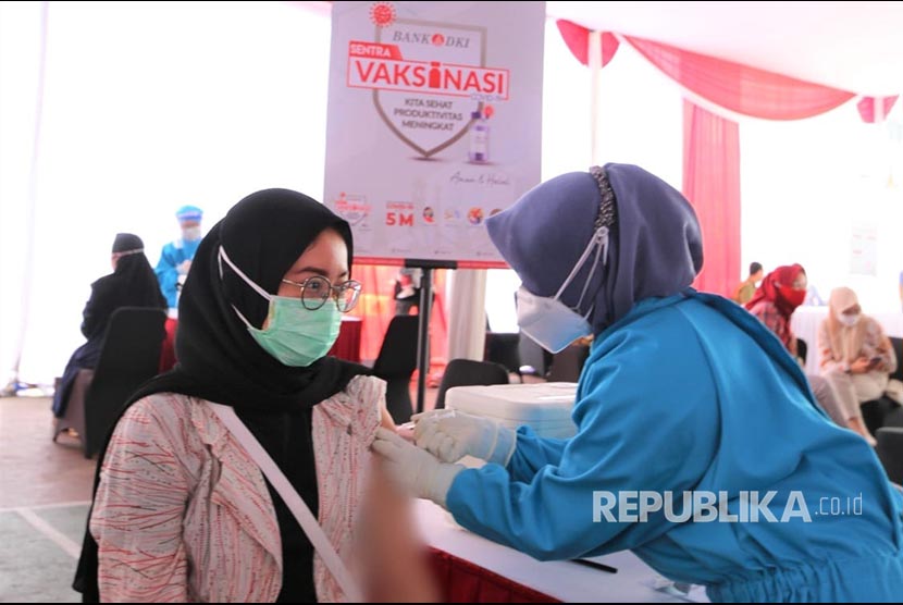 Seorang warga tengah mendapatkan pelayanan vaksinasi Covid-19 di Sentra Vaksinasi Bank DKI di Kantor Layanan Juanda di Jakarta (10/07). Bank DKI telah melakukan vaksin sebanyak 3.500 orang sampai dengan akhir Juni 2021. 