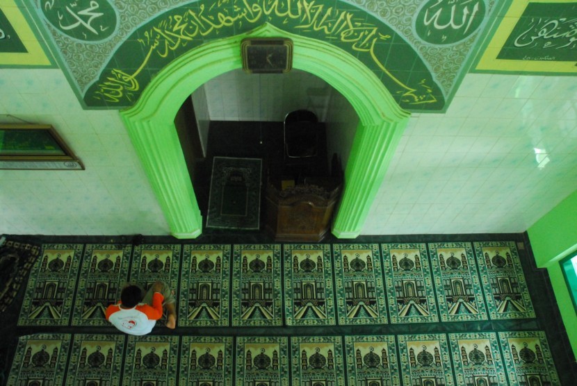   Seorang warga tengah shalat di sebuah masjid (ilustrasi).