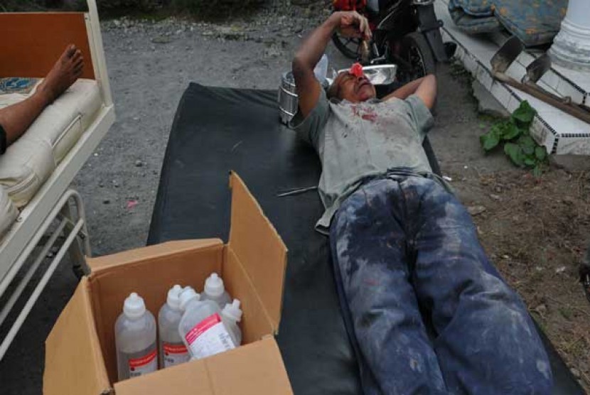 Seorang warga terbaring terluka menyusul gempa bumi di desa Lampahan, Bener Meriah, Aceh, Selasa (2/7).