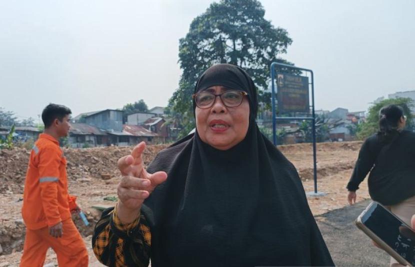 Seorang warga terdampak normalisasi Kali Ciliwung, Wakiah memberi keterangan di Rawajati, Jakarta Selatan, Jumat (17/5/2024).