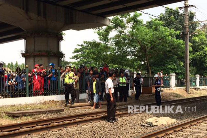 Petugas melihat lokasi tempat kejadian perkara (TKP) warga yang tertabrak KRL Commuter Line (ilustrasi).