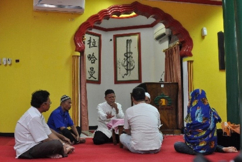 Syarat Menjadi Mualaf dan Tata Cara Ubah Status ke Agama Islam di KTP. Foto: Seorang warga menahbiskan diri menjadi mualaf di Masjid Lautze, Jakarta Pusat.  (ilustrasi).