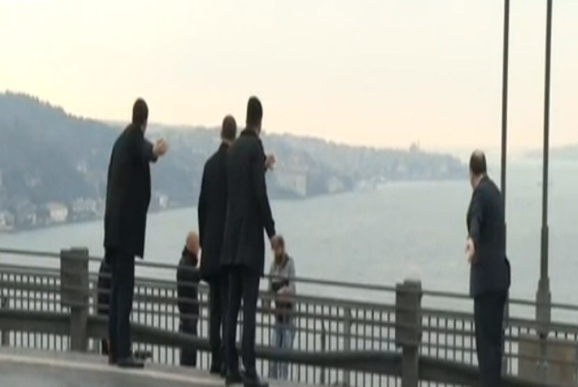 Seorang warga Turki hendak bunuh diri di Jembatan Bosphorus