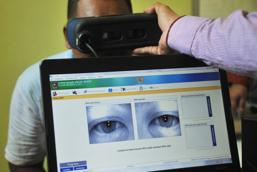 Ilustrasi seorang warga penderita gangguan jiwa diambil datanya saat perekaman Kartu Tanda Penduduk Elektronik (e-KTP).