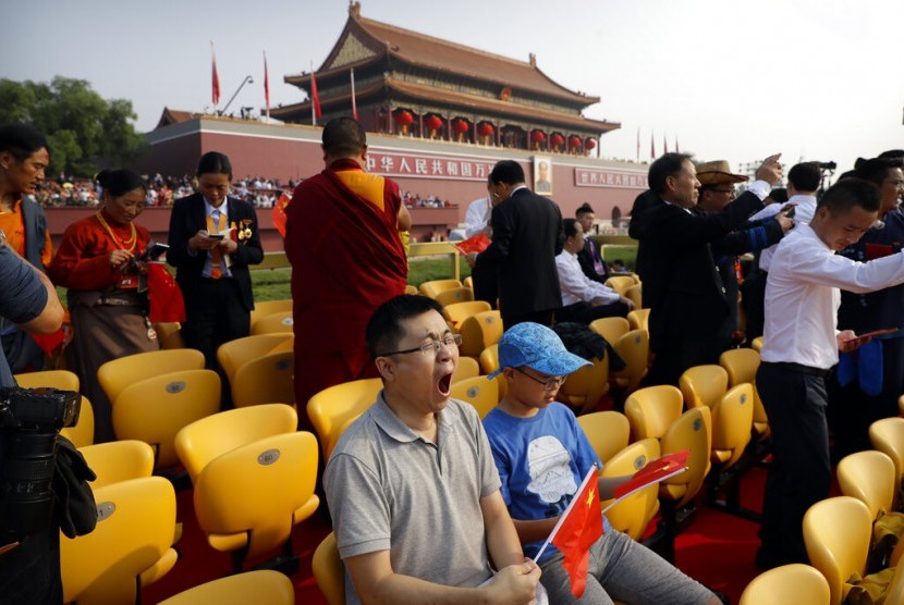 Seorang warga yang menghadiri peringatan 70 tahun kemerdekaan China menguap di Beijing, Selasa (1/10). 