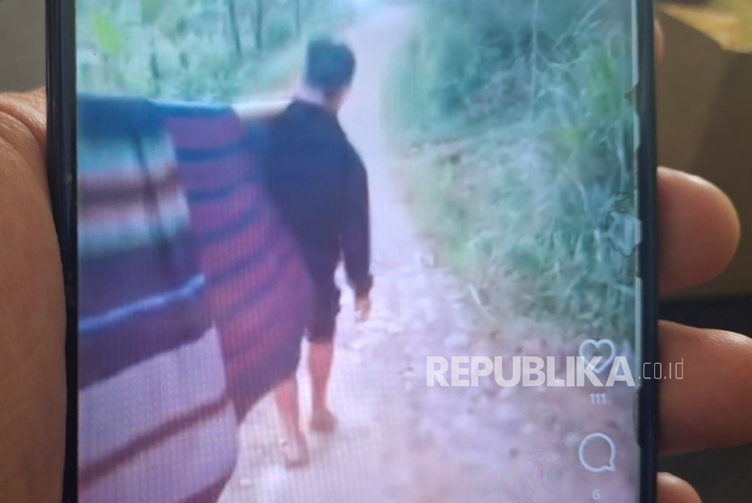 Viral Warga Sakit Digotong Pakai Sarung di Bandung Barat, Ini Penjelasan Kepala Desa