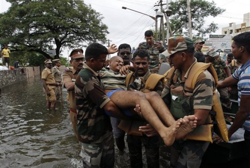 Seorang warga yang sakit diselamatkan tentara dari wilayah yang terendam banjir setelah hujan lebat di Chennai, Tamil Nadu, India, Selasa, 17 November 2015. 