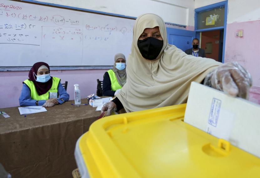 Yordania Tetap Gelar Pemilihan di Tengah Lonjakan Covid-19. Seorang warga Yordania memberikan suaranya dalam pemilihan parlemen di tengah pandemi Covid-19 di Amman, Yordania, Selasa, 11 November 2020.
