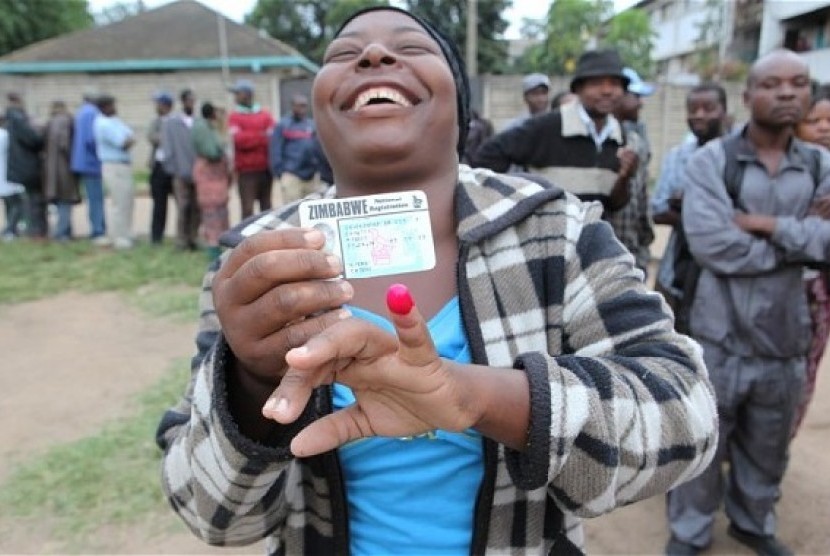 Seorang warga Zimbabwe memperlihatkan jari tangannya seusai mencoblos pada Pemilu 2013