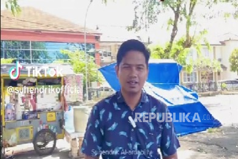 Seorang warganet mengunggah video untuk memberikan apresiasi sinergi TNI-Polri dalam menjaga kondusifitas di Kabupaten Indramayu hingga viral di media sosial. 