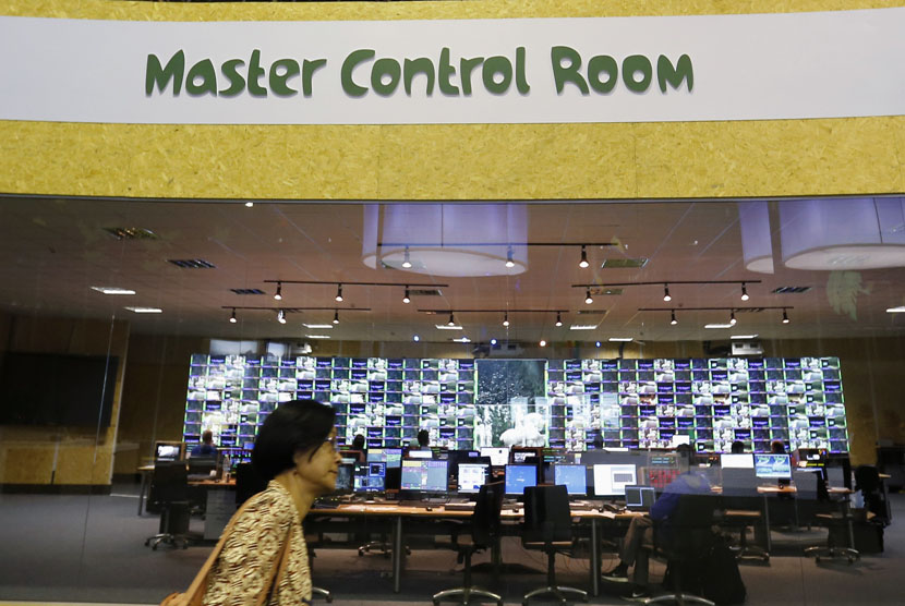 Seorang wartawan berjalan melewati 'Ruang Kontrol Utama' (Master Control Room) selama tur media pada upacara pembukaan International Brodcasting Centre (IBC) untuk Piala Dunia 2014, di Rio de Janeiro, Brasil, Senin (2/6). 