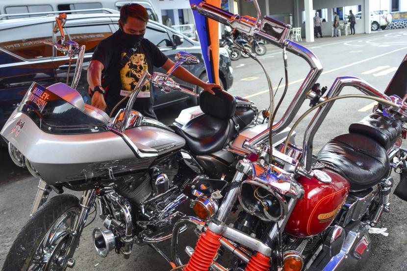 Seorang wartawan melihat barang bukti dua motor gede (moge) di Mako Polres Ciamis, Kabupaten Ciamis, Jawa Barat, Senin (14/3/2022). Satuan Lalu Lintas Polres Ciamis mengamankan dua unit motor gede (moge) Harley Davidson yang menewaskan dua anak kembar bernama Hasan dan Husen di Jalan Raya Kalipucang-Pangandaran, Desa Tunggilis, Kecamatan Kalipucang, Kabupaten Pangandaran, pada Sabtu (12/3) dan pihak kepolisian tidak melakukan penahanan terhadap pelaku.