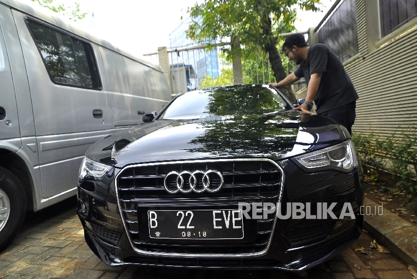  Seorang wartawan mengamati mobil sitaan KPK hasil tindak pidana korupsi di Gedung KPK lama, Jakarta, Selasa (19/9). 