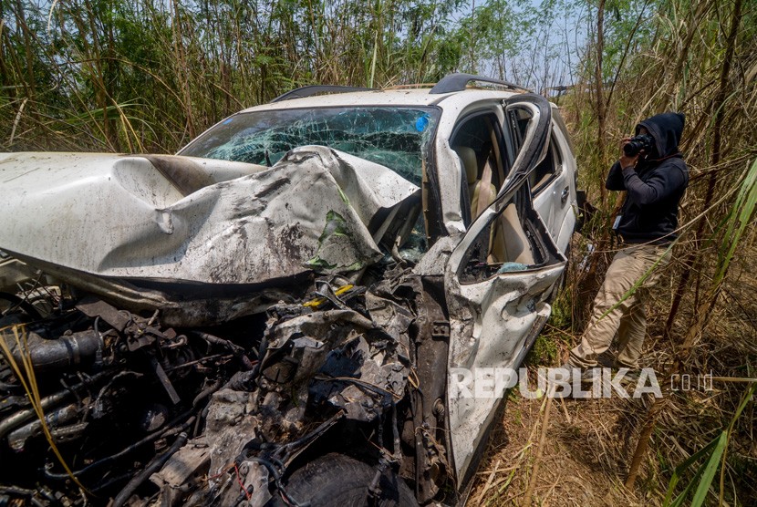 Seorang wartawan mengambil gambar sebuah mobil minibus yang belum dievakuasi pascatabrakan beruntun di KM 91 Tol Cipularang, Kabupaten Purwakarta, Jawa Barat, Selasa (3/9/2019).
