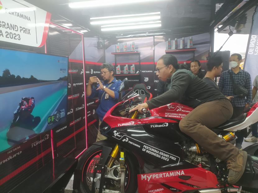 Seorang wartawan menjajal Official Simulator MotoGP yang didatangkan dari Italia di area Jogja City Mall (JCM) Yogyakarta, Kamis (14/9/2023).