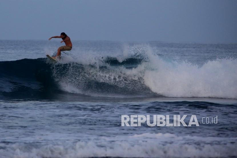Seorang wisatawan asing berolahraga selancar air (surfing) di pesisir pantai Desa Nancala, Teupah Barat, Simeulue, Aceh, Selasa (1/2/2022). Pantai Nancala yang berada di Kabupaten Simeulue menjadi destinasi olahraga surfing bagi wisatawan domestik dan mancanegara.