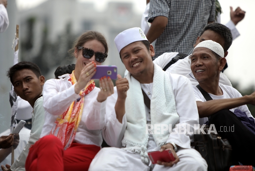 Massa memadati kawasan bundaran air mancur saat aksi 4 November di Jakarta, Jumat (4/11). 