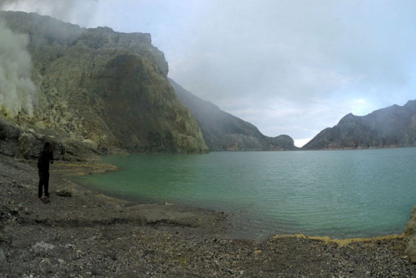 Seorang wisatawan lokal mengambil gambar Danau Kawah Ijen di Cagar Alam Taman Wisata Ijen, Kecamatan Licin, Banyuwangi, Jawa Timur, Minggu (13/11). 
