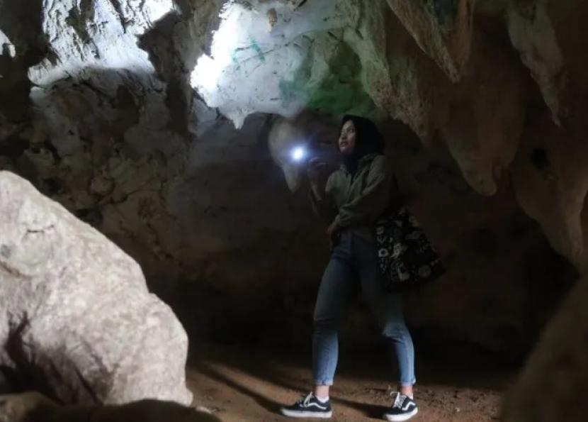  Seorang wisatawan mengamati keindahan stalaktit yang menggantung pada langit-langit Gota Batu Tapak Raja di Desa Wonosari, Kecamatan Sepaku, Kabupaten Penajam Paser Utara, Kalimantan Timur, Senin (16/10/2023).