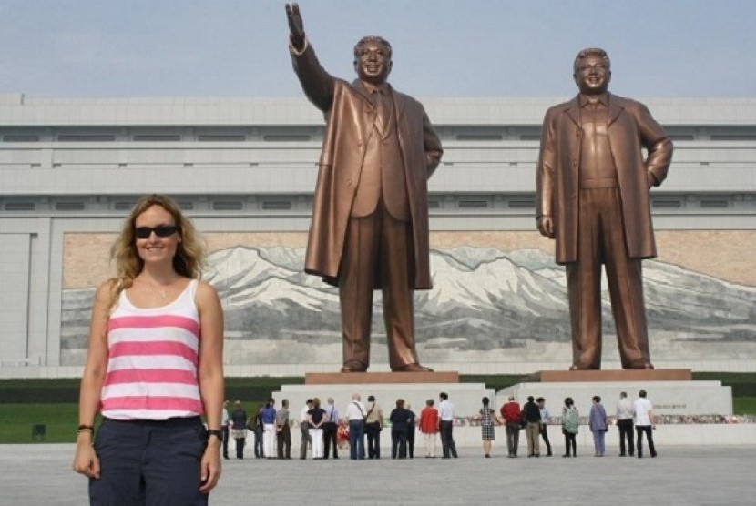 Seorang wisatawan tengah berfoto di Monumen pemerintahan Korea Utara