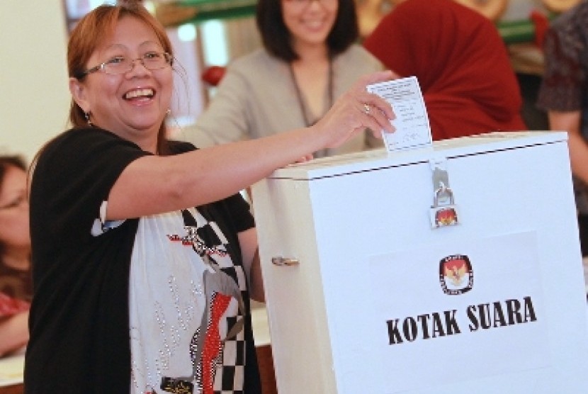  Seorang WNI memasukan hak suaranya pada pemilihan Presiden 2014 di TPPSLN KBRI New York, Amerika Serikat, Jumat (5/7).