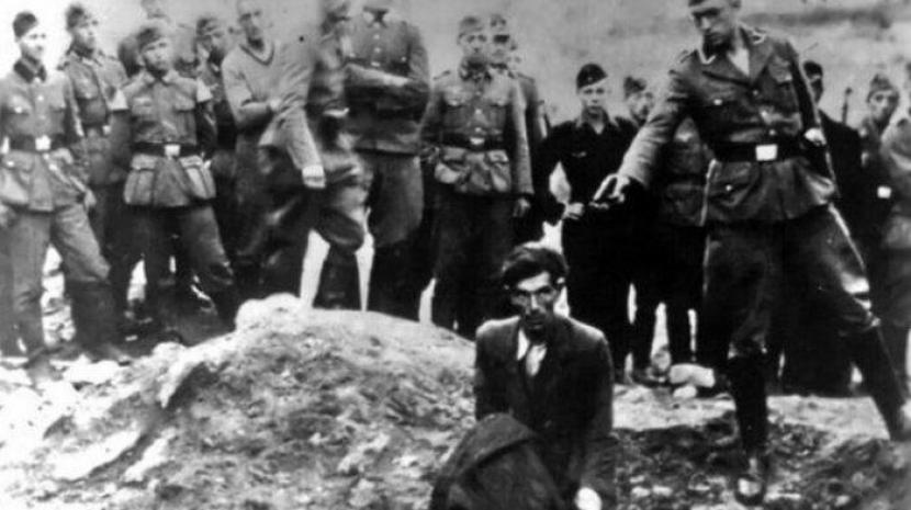 Seorang Yahudi tengah diekseksui dengan pistol oleh tentara Nazi.