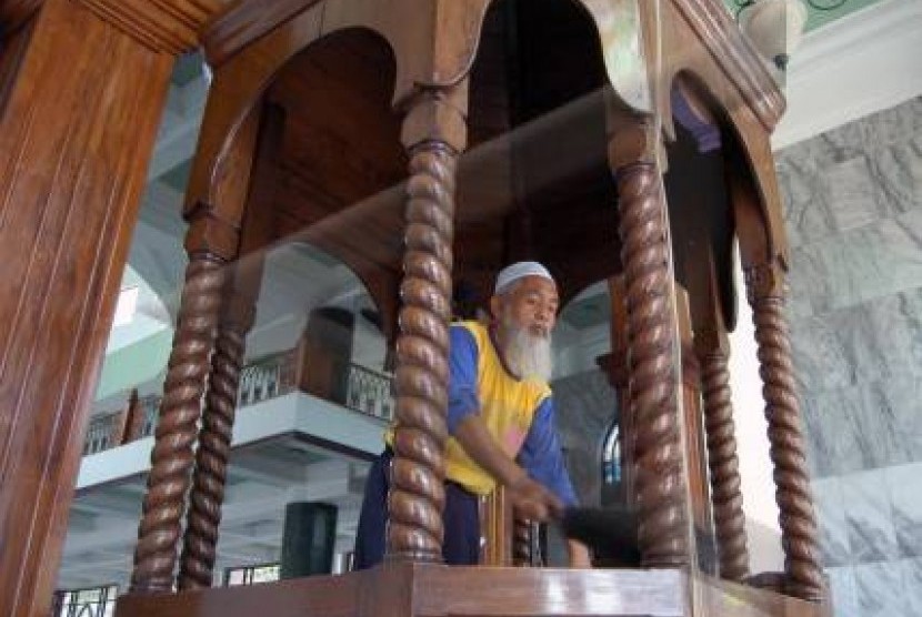  Seoranng takmir membersihkan mimbar masjid (ilustrasi)