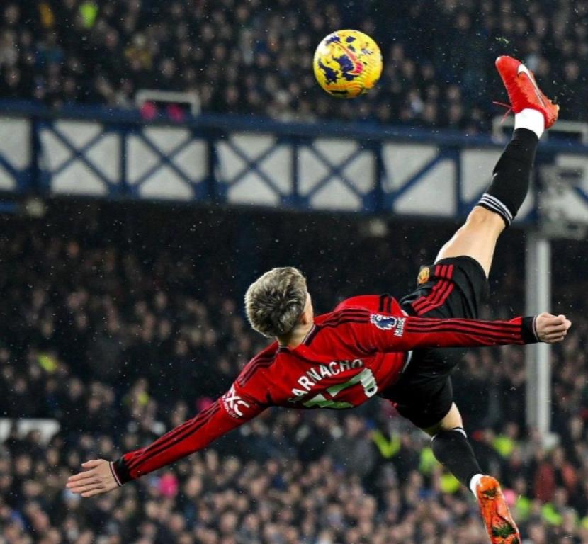 Sepakan salto Alejandro Garnacho saat Manchester United melawan Everton di Goodison Park, Senin (27/11/2023). 