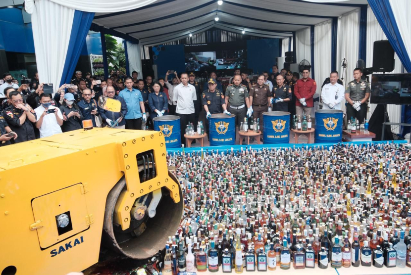 Direktur Jenderal Bea dan Cukai (DJBC) Djaka Budhi Utama menyampaikan komitmen untuk memperbaiki kinerja, pelayanan, dan menghapus citra negatif di lingkungan Bea Cukai. 