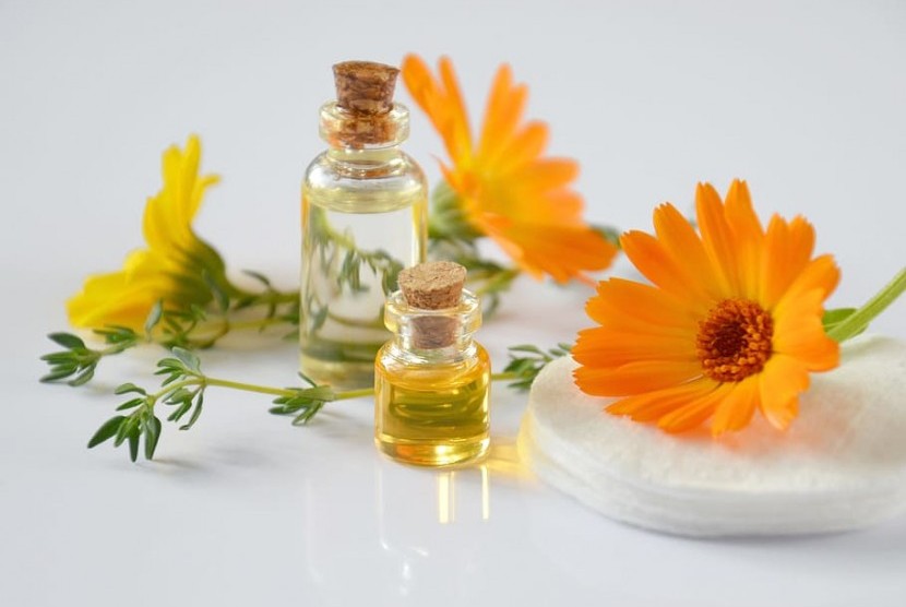 Essential oil alias aroma terapi telah menjadi tren di kalangan orang yang ingin mendapatkan manfaat kesehatan dari produk tersebut. Padahal, belum banyak jurnal ilmiah yang mengaitkan khasiat essential oil dengan kesehatan, 