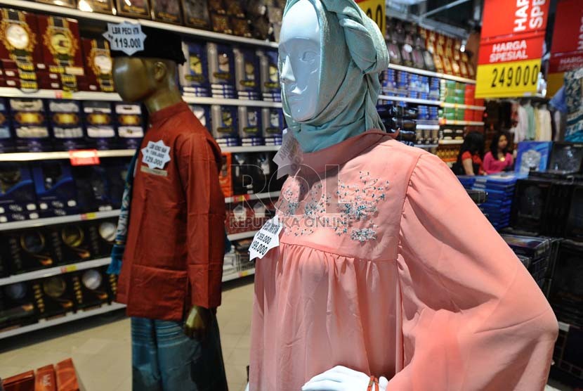 Sepasang contoh baju muslim di pajang pada pusat perbelanjaan di Jakarta, Kamis (17/7). (Republika/ Tahta Aidilla)