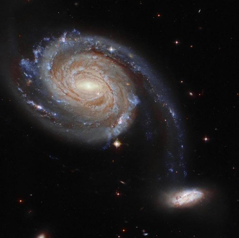 Sepasang objek yang dikenal sebagai Arp 86 dan mencakup dua galaksi yang berjarak sekitar 220 juta cahaya tahun cahaya dari bumi di konstelasi pegasus.