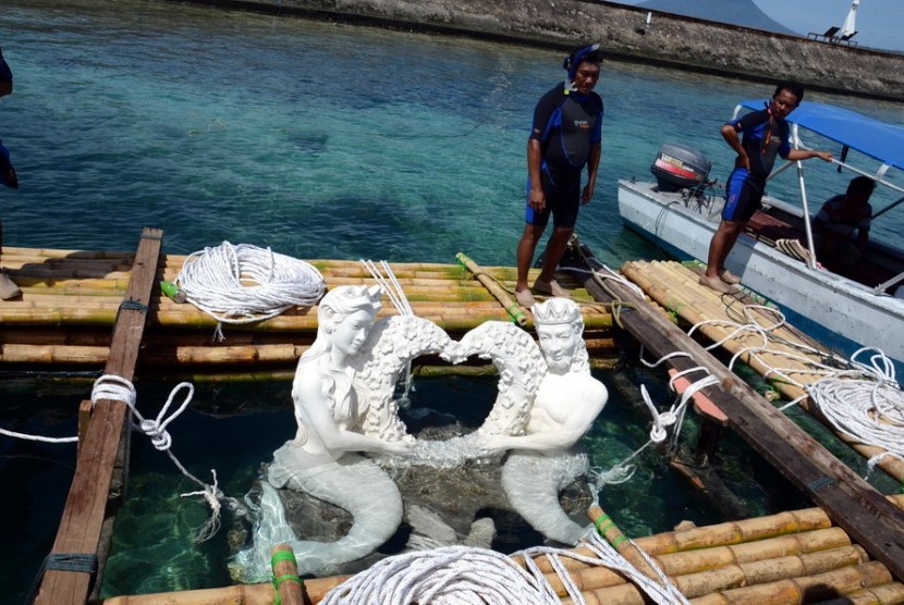 Sepasang Patung Duyung, sesaat  sebelum ditenggelamkan di lokasi Taman Nasional Bunaken, Manado, akhir pekan lalu.