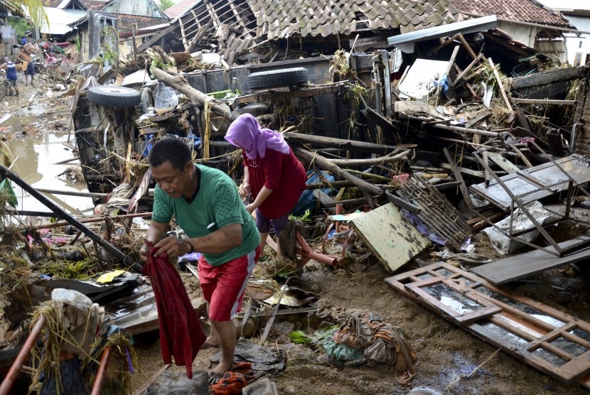 Sepasang suami istri mencari barangnya yang masih bisa dipakai pasca banjir bandang susulan di Kelurahan Penaraga, Kota Bima, NTB, Sabtu (24/12). 