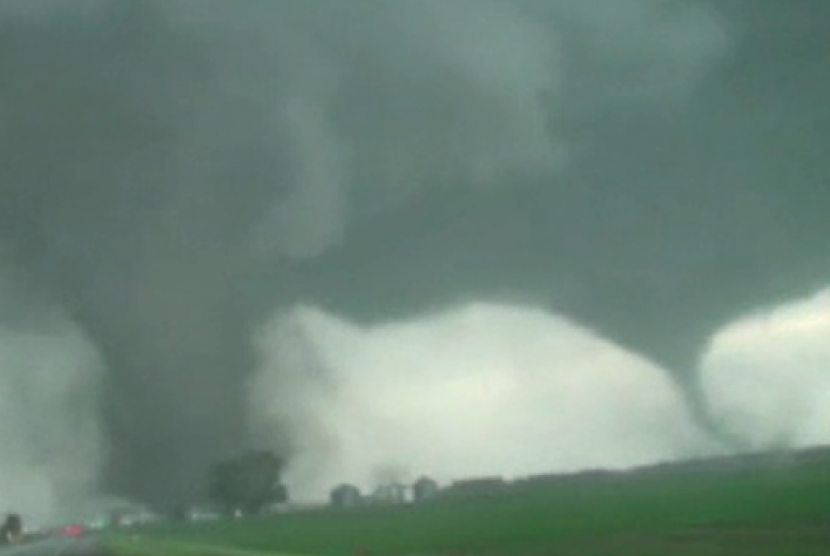 Sepasang tornado menghantam Nebraska, Amerika Serikat, Senin (16/6) 