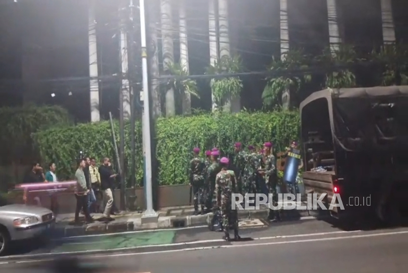 Sepasukan marinir turun dari truk di depan Nasdem Tower, Sabtu (30/8/2025) malam