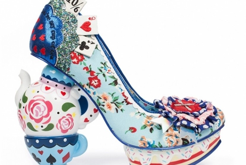Sepatu ala tokoh karakter Disney Alice in Wonderland.
