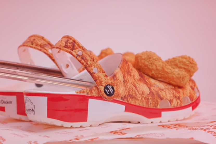 Sepatu beraroma ayam goreng hasil kolaborasi Crocs dan KFC.