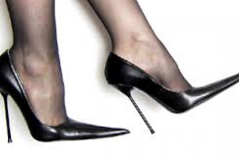 Sepatu dengan ujung runcing memberi kesan ramping.