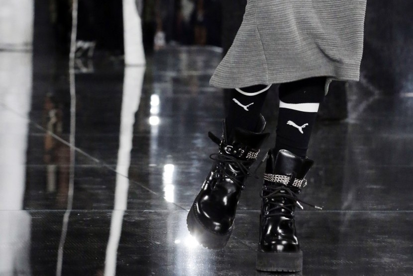 Sepatu Fenty Puma yang dirancang Rihanna