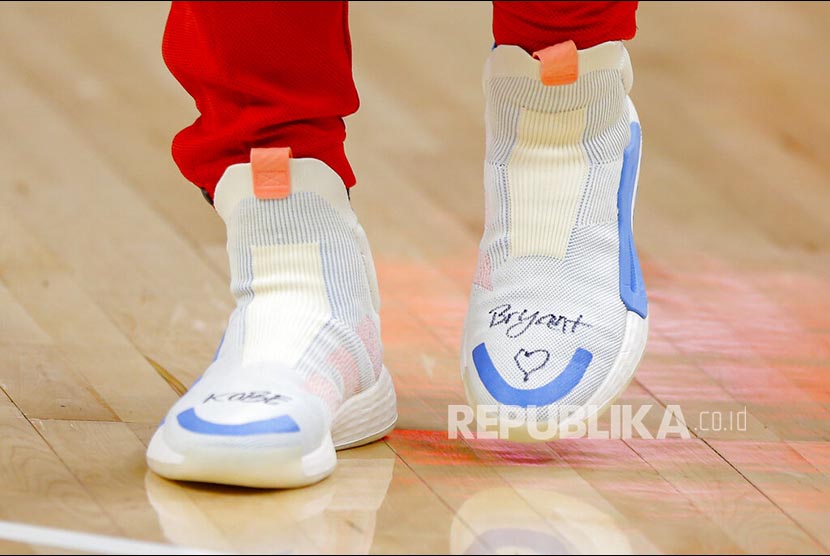 Sepatu guard Atlanta Hawks Trae Young bertuliskan nama mendiang Kobe Bryant sebelum laga bolabasket NBA melawan  Washington Wizards di Atlanta, Senin (27/1) pagi.