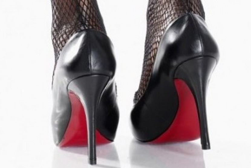 Stiletto, sepatu dengan hak yang tinggi. High heels dapat membuat penggunanya terlihat lebih jenjang, namun itu ada risikonya.  