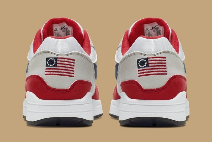 Sepatu Nike Air Max 1 yang dirilis bertepatan dengan peringatan 4th of July.