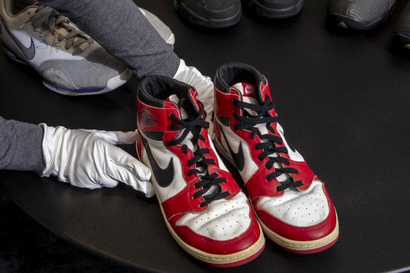 Sepatu Nike yang digunakan Michael Jordan dalam pertandingan pada 1984. Kini banyak produk palsu yang menggunakan merek nike yang akhirnya dimusnahkan petugas. (ilustrasi)